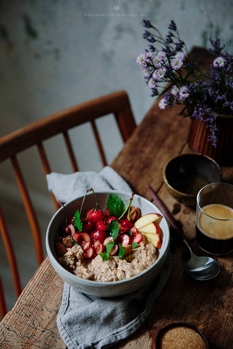 Overnight cherry oats to rock your morning  / Marta Greber